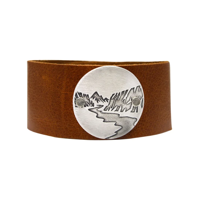 Streamlined design bracelet-Echo Leather Cuff Bracelet