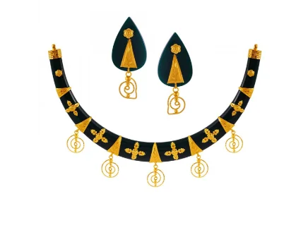 Protruding stone necklace-Beautiful 22k Gold Black Pola Jewellery Set Adorned With A Drop Detail