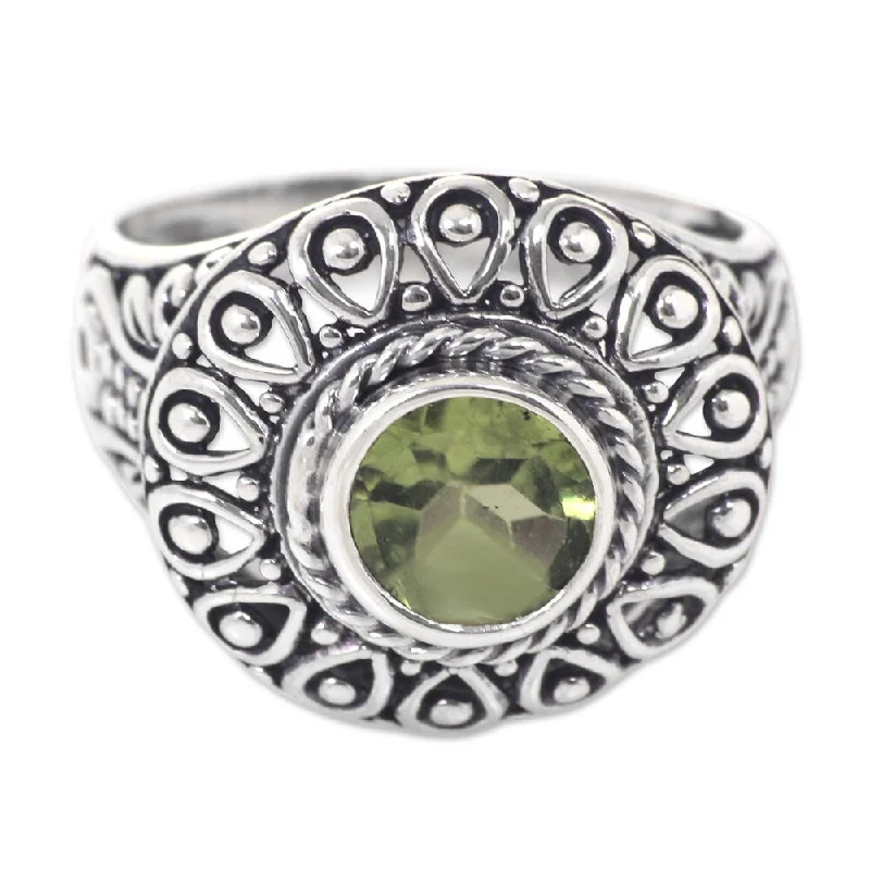 Incised gem ring-Handmade Sterling Silver 'Jatiluwih' Peridot Ring (Indonesia) - Green